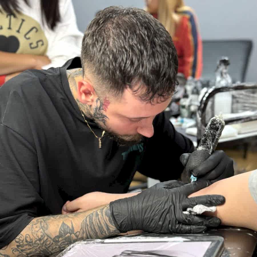 Dövme Eğitimi Nedir? Profesyonel Dövme Sanatçısı Olmanın İlk Adımı